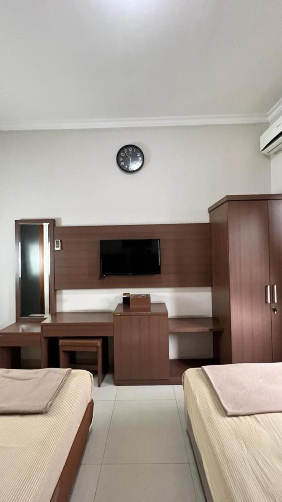 Hens Guesthouse Syariah Gadobangkong Exterior photo